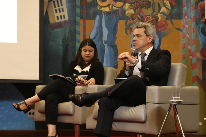 O ministro substituto do Tribunal de Contas da União (TCU), Weder de Oliveira com a auditora da Controladoria-Geral do Estado de Minas Gerais, Cynthia Martins Vieira - à dir. (Foto: Karina Coutinho)